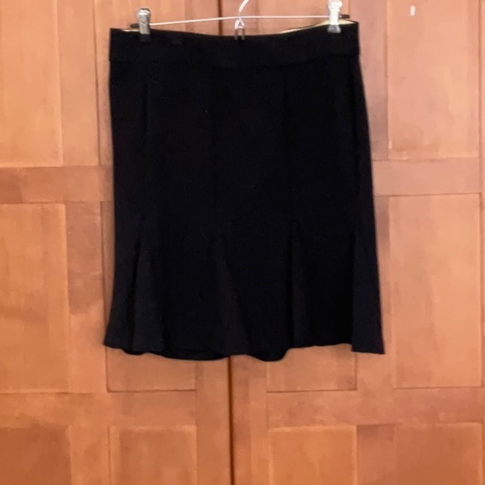 Banana republic black skirt, back zipper flared bottom